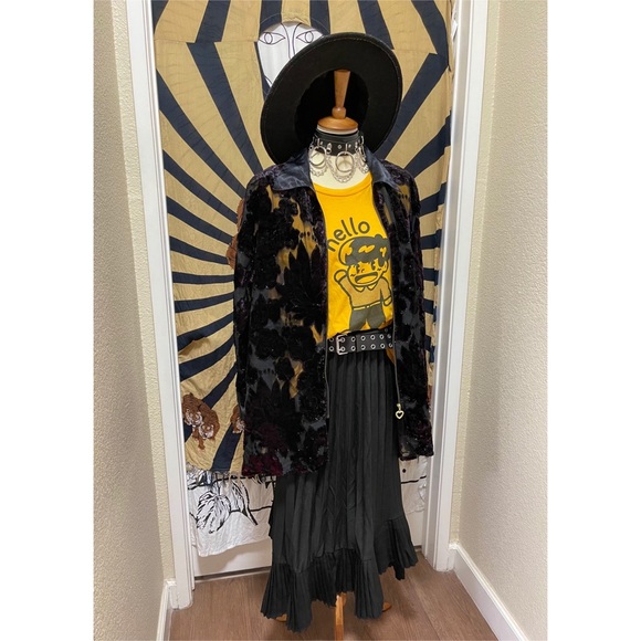 🌈 Gorgeous Velvet Vintage flower jacket - Picture 12 of 12